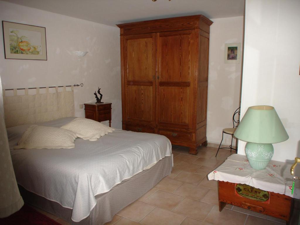 Hotel Domaine De La Grange Neuve La Roque-sur-Pernes Habitación foto